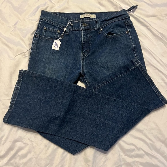 EUC Levi’s denim jeans. Size 6. - Picture 4 of 10